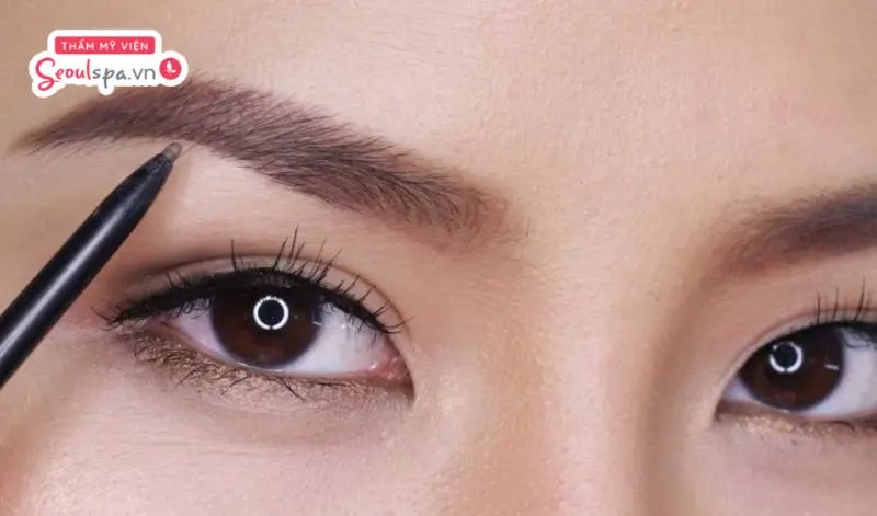 Dùng chì kẻ mày là cách nhanh chóng để che đi khuyết điểm lông mày bị cháy