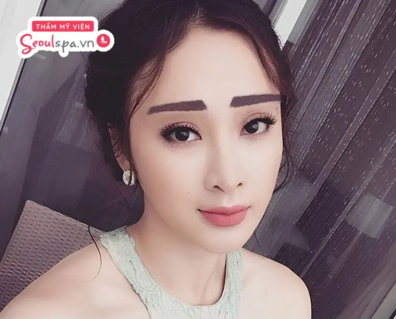 Chân mày quá đậm có thể khiến gương mặt mất cân đối, trông dữ hơn và làm giảm tính thẩm mỹ tổng thể.
