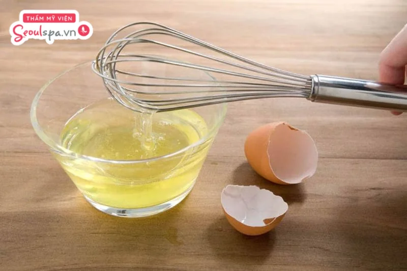 Lòng trắng trứng kết hợp với chanh giúp tạo lớp màng bám trên da, hỗ trợ loại bỏ lông và làm sợi lông mềm hơn.