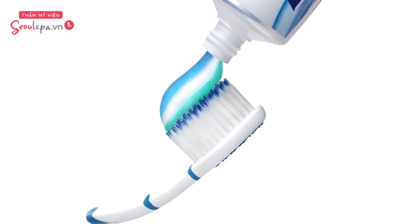 Kem đánh răng giúp làm mềm và rụng lông chân tự nhiên