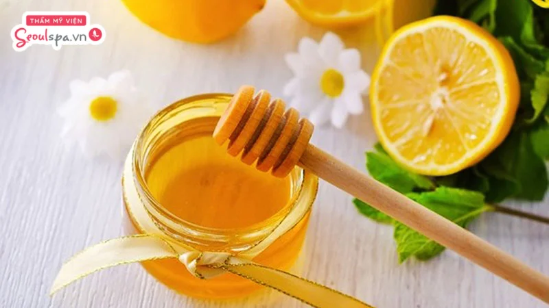 Hỗn hợp chanh và mật ong với kết cấu dạng sáp, thường được sử dụng trong các phương pháp tẩy lông tự nhiên tại nhà.