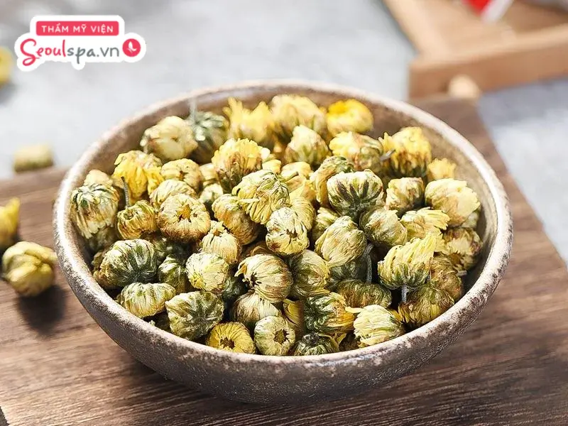 Hỗn hợp trà hoa cúc và chanh tươi hỗ trợ loại bỏ lông sạch sẽ, đồng thời giúp da mềm mại hơn.