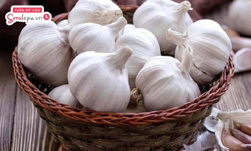 Tép tỏi tươi hỗ trợ làm mờ nốt ruồi, nhờ chứa các hoạt chất tự nhiên thường được nhiều người áp dụng tại nhà