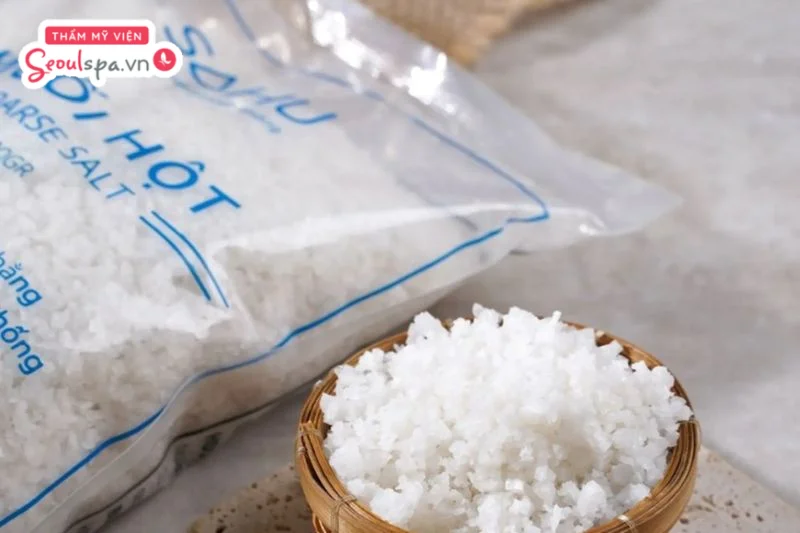 Muối i-ốt được pha với nước tạo thành dung dịch, thường được nhiều người áp dụng trong các mẹo chăm sóc da và làm mờ nốt ruồi tại nhà