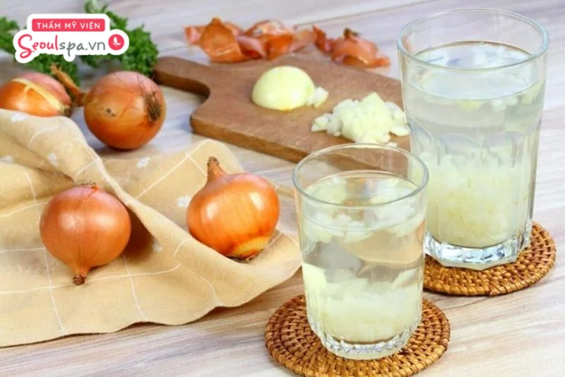 Nước ép hành tây tự nhiên được nhiều người lựa chọn sử dụng làm mờ nốt ruồi tại nhà