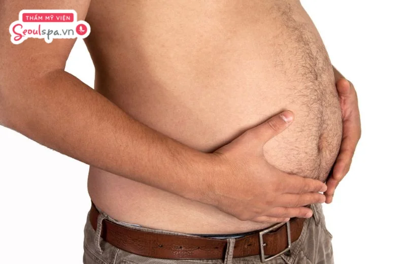Testosterone và di truyền là hai yếu tố hàng đầu quyết định độ rậm của lông bụng nam giới.