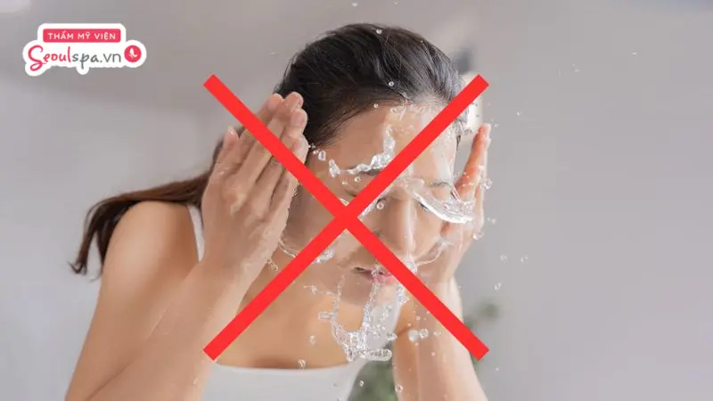 Vệ sinh chân mày đúng cách và hạn chế tiếp xúc với nước trong những ngày đầu giúp vùng da nhanh phục hồi và lên màu ổn định.