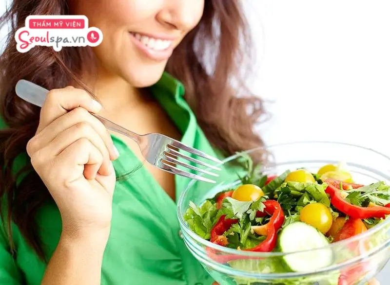 Bổ sung thực phẩm giàu vitamin A và C giúp hỗ trợ phục hồi da, đồng thời góp phần giúp màu chân mày lên đều và ổn định hơn.