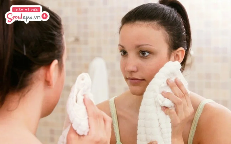Sau khi ủ kem trên da đủ 5 - 10 phút, bạn hãy sử dụng khăn mềm lau sạch phần kem cùng các sợi lông trên da
