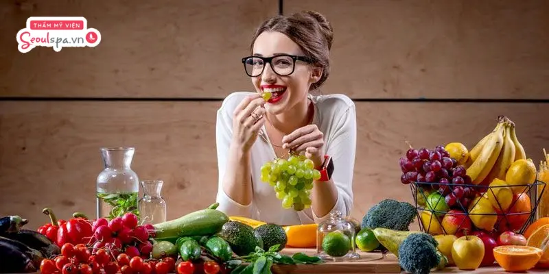 Bổ sung đầy đủ dưỡng chất từ thực phẩm giàu vitamin, khoáng chất và hạn chế ăn hải sản để hỗ trợ da phục hồi, giúp chân mày lên màu tự nhiên hơn