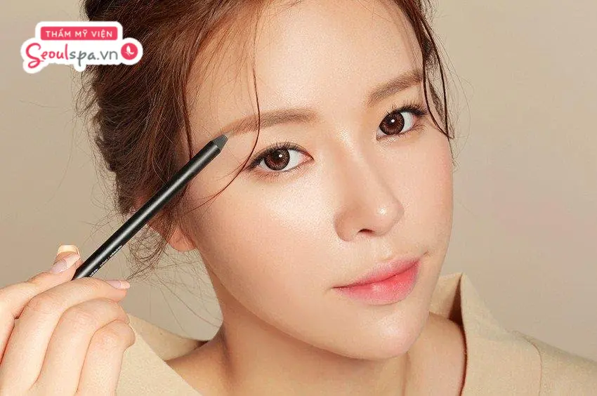 Kẻ chân mày ngang tại nhà bằng chì giúp tạo dáng mày cân đối, tự nhiên và phù hợp với đường nét khuôn mặt.
