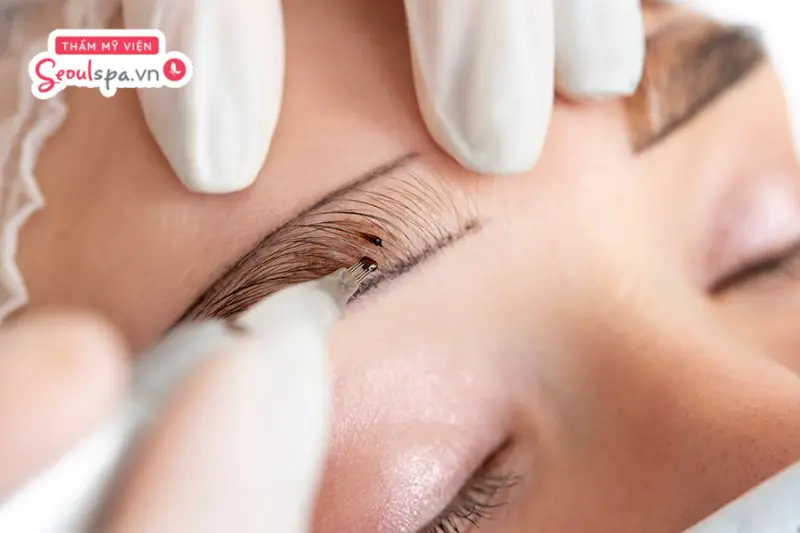 Phun chân mày ngang bằng công nghệ hiện đại giúp duy trì dáng mày sắc nét, cân đối và tự nhiên mà không cần trang điểm hằng ngày.