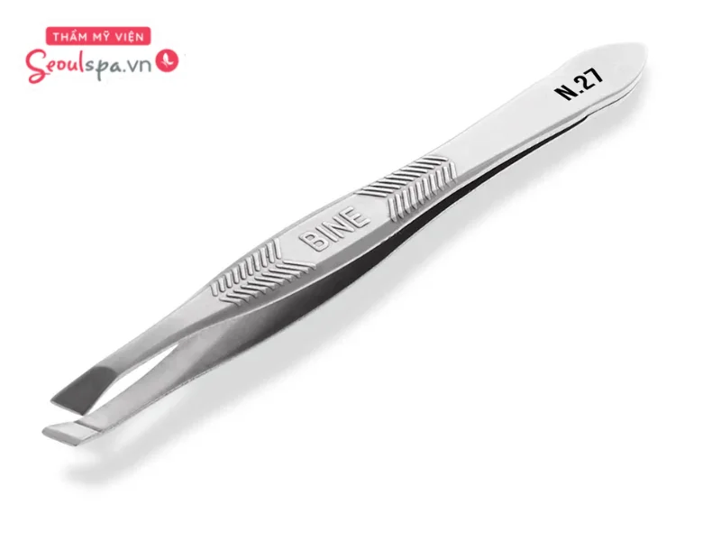 Sử dụng nhíp chất lượng tốt giúp kẹp và nhổ sợi lông dứt khoát, hạn chế tổn thương vùng da quanh mắt và giảm nguy cơ ảnh hưởng đến mí mắt.
