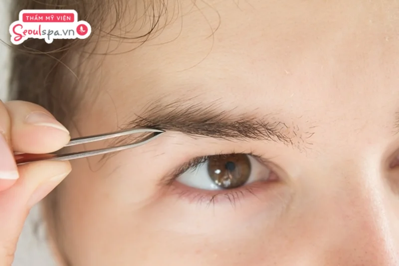 Thói quen nhổ quá nhiều lông mày cùng lúc khiến da vùng mắt không kịp phục hồi và dễ bị tổn thương