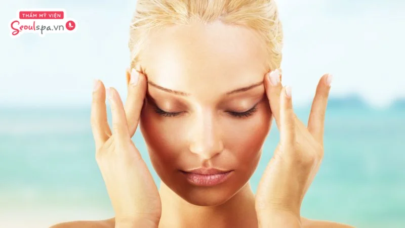 Massage là cách đơn giản giúp phục hồi độ đàn hồi cho vùng da mí mắt.