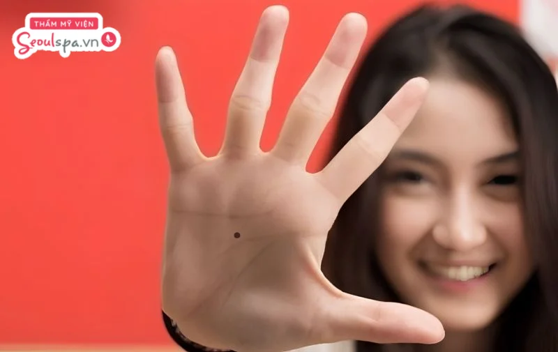 Vị trí nốt ruồi nằm trong bàn tay của nữ giới được nhiều người quan tâm khi tìm hiểu về ý nghĩa liên quan đến tính cách, công việc và chuyện tình cảm. 