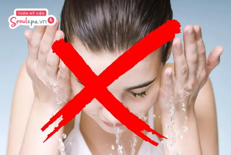 Làm sạch nhẹ nhàng bằng tăm bông hoặc khăn mềm sạch và hạn chế để chân mày tiếp xúc nhiều với nước trong 5–7 ngày đầu.