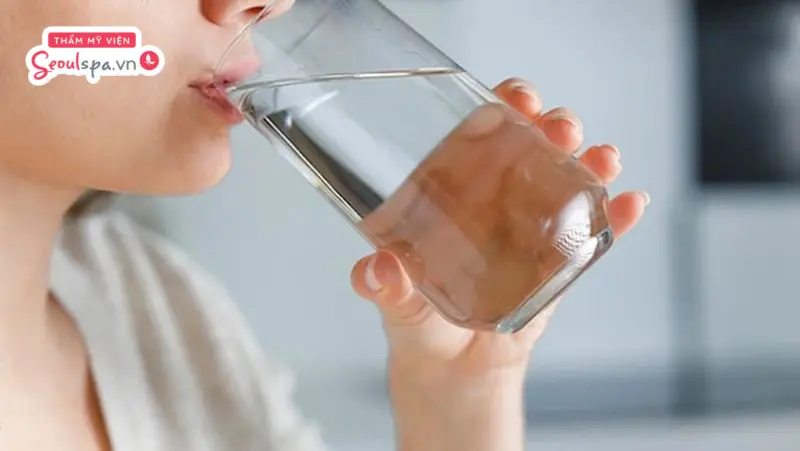 Uống đủ nước mỗi ngày giúp duy trì độ ẩm cho da, hỗ trợ quá trình phục hồi và giúp chân mày lên màu đẹp hơn.