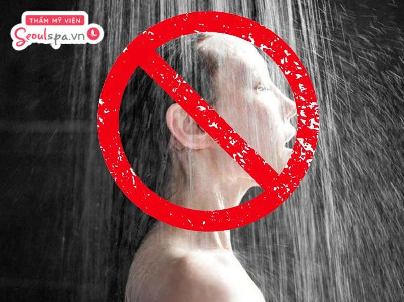 Khuyến cáo kiêng nước từ 3 - 4 giờ đầu và hạn chế tiếp xúc với nước trong 24 giờ sau triệt lông để bảo vệ làn da và hỗ trợ quá trình phục hồi hiệu quả hơn. 