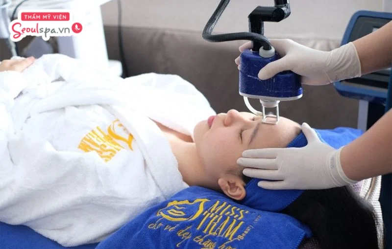 Các chuyên viên tại Miss Trâm đảm bảo thực hiện từng thao tác cẩn thận nhằm mang lại hiệu quả thẩm mỹ tối ưu