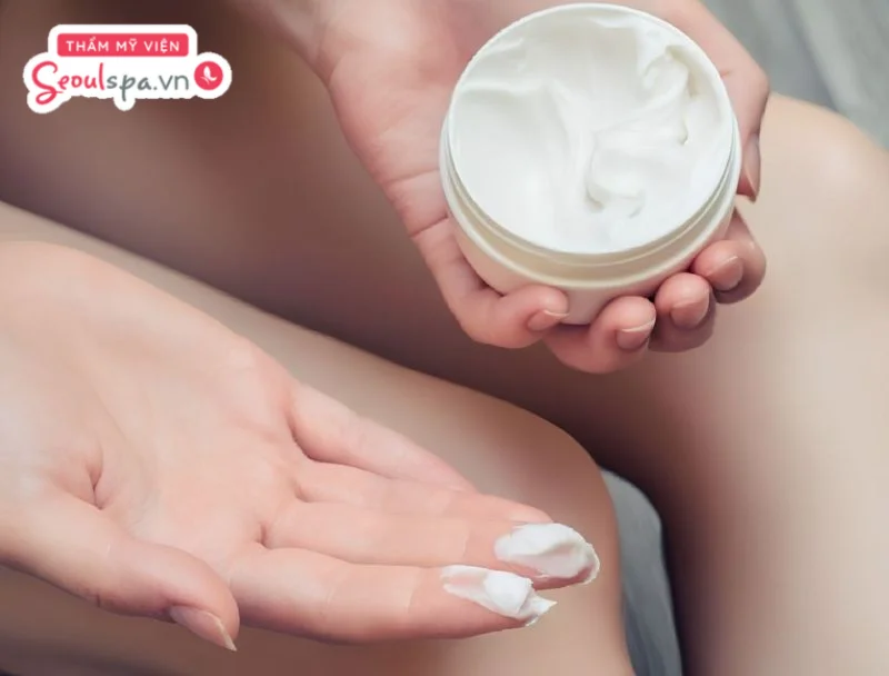 Nam giới nên bôi kem dưỡng ẩm sau khi triệt lông để làm dịu và phục hồi làn da