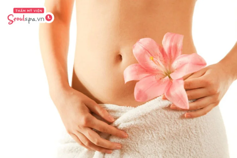 Vệ sinh vùng kín sạch sẽ trước khi wax lông