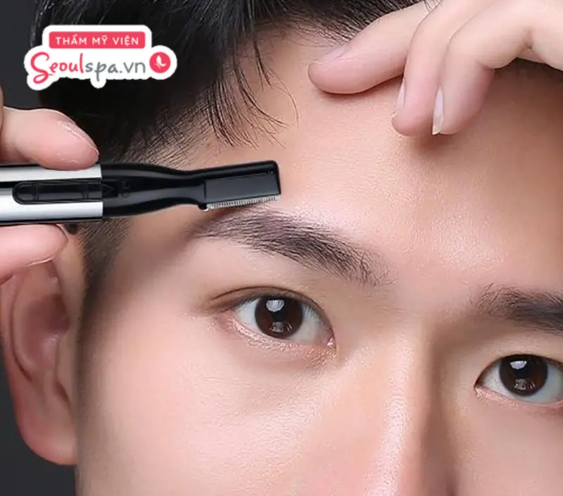 Tỉa gọn những sợi lông mày thừa giúp định hình dáng mày đẹp và hỗ trợ việc kẻ mày dễ dàng hơn.