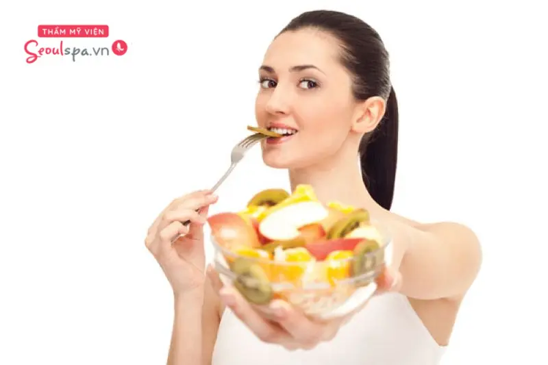 Ăn uống khoa học, bổ sung rau củ quả và thực phẩm giàu vitamin giúp cơ thể khỏe mạnh, hỗ trợ quá trình phục hồi sau xóa xăm mí mắt.