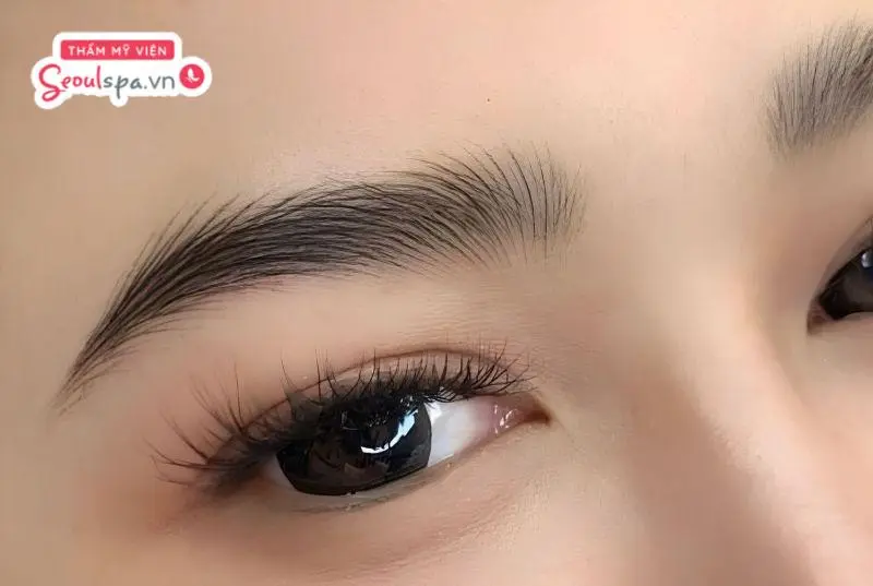 Chân mày màu nâu khói mang đến vẻ đẹp hiện đại, cá tính và đầy cuốn hút.