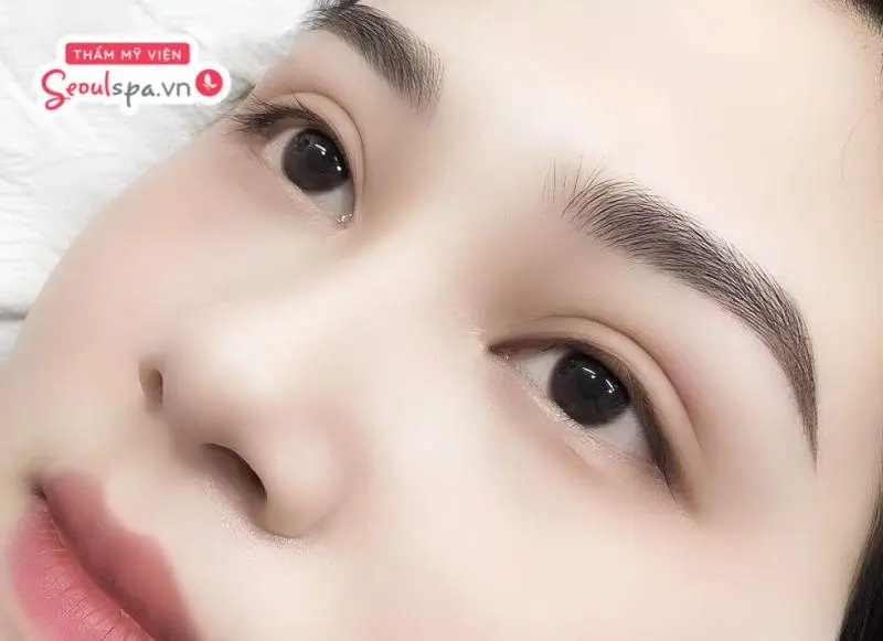 Chân mày màu nâu đen tự nhiên, hài hòa với đường nét khuôn mặt và phù hợp với nhiều độ tuổi.