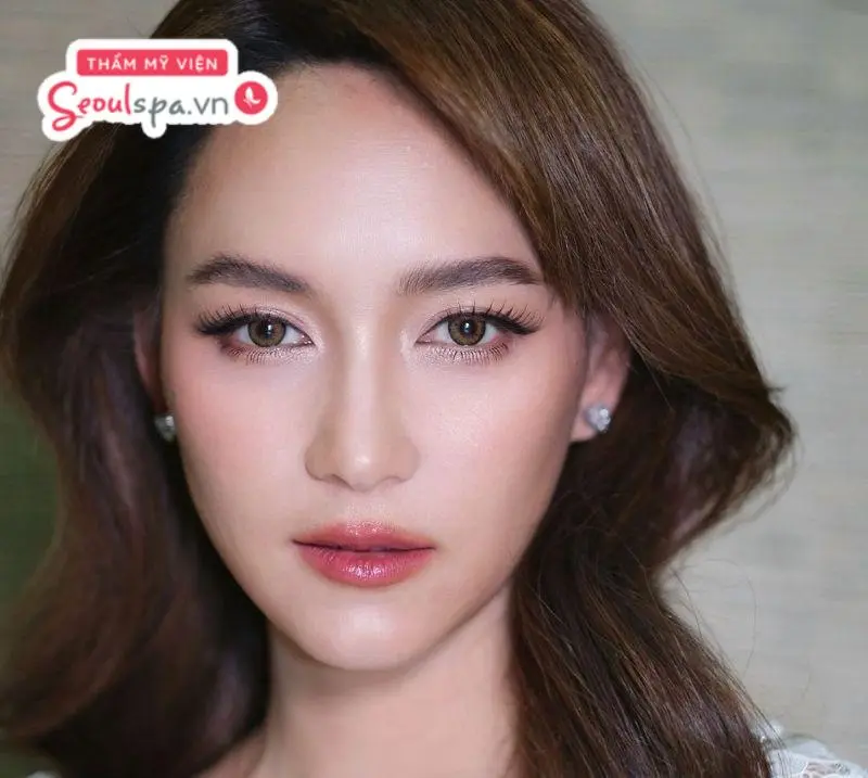 Lựa chọn màu mực theo màu tóc sẽ giúp chân mày hài hòa với tổng thể gương mặt và mang lại hiệu ứng tự nhiên hơn.