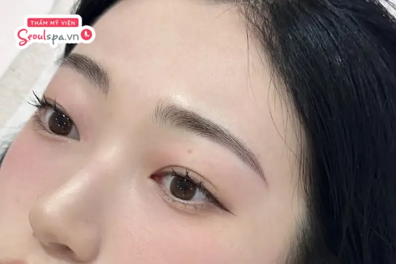Dáng mày ngang tự nhiên, trẻ trung và hài hòa với nhiều khuôn mặt.