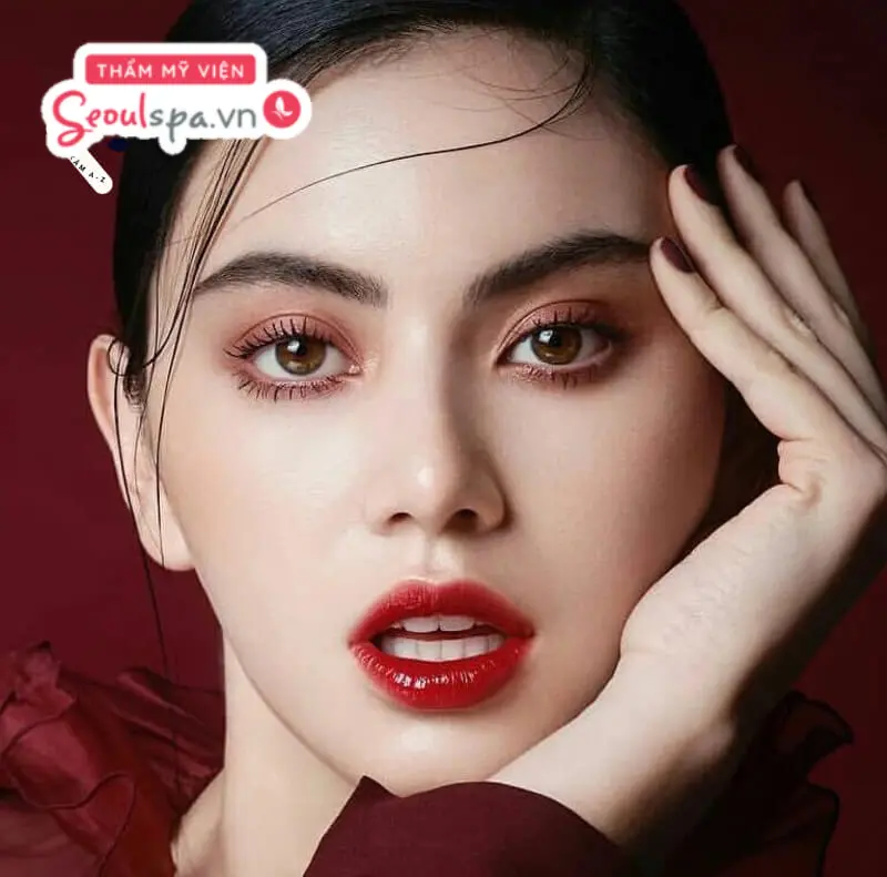 Lông mày cong dáng cánh cung thường mọc rậm, sợi mày khá dày