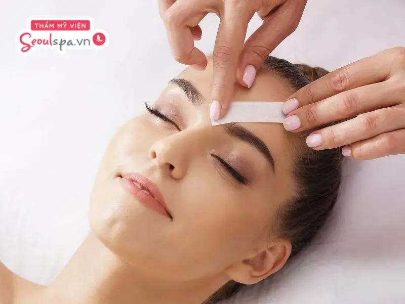 Wax lông mày giúp loại bỏ lông từ gốc, làm sạch vùng chân mày và hỗ trợ lông mọc lại thưa, mềm hơn.