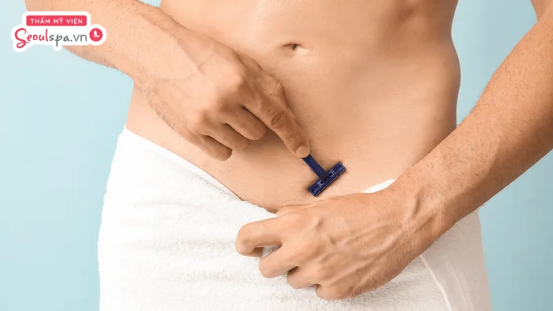 Nhổ và cạo lông bụng giúp loại bỏ lông nhanh chóng tại nhà nhưng nếu thực hiện không đúng cách có thể gây trầy xước, mẩn đỏ và viêm nang lông.