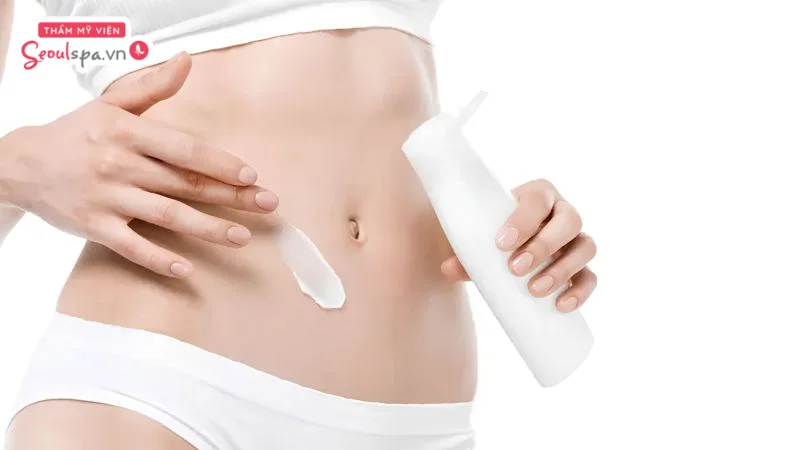 Thoa kem dưỡng thường xuyên giúp da mềm mại, hạn chế khô ráp và giảm nguy cơ lông mọc ngược.