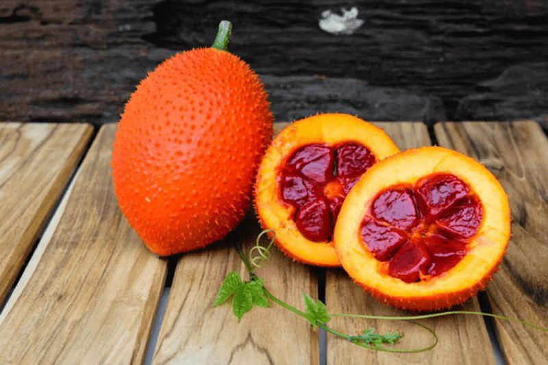 Tinh dầu của quả gấc mang công dụng loại bỏ thâm cô bé