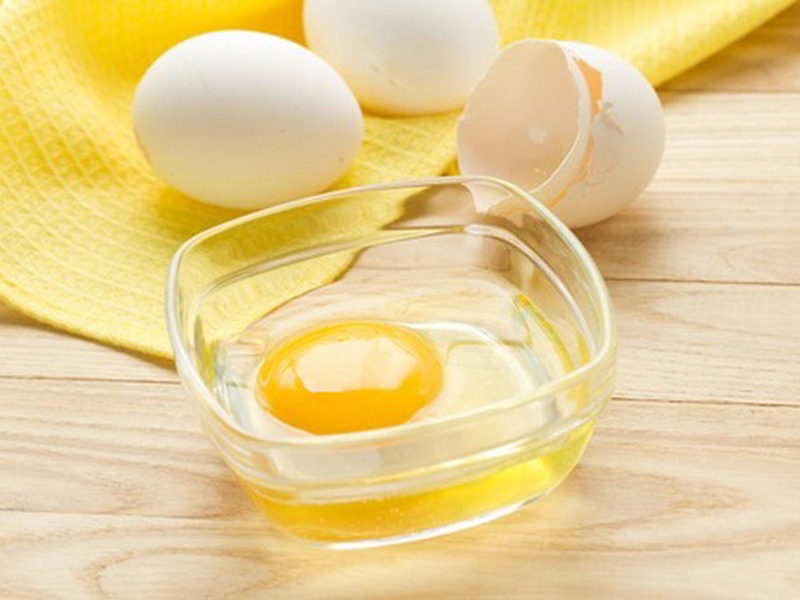 Lòng trắng trứng gà chứa nhiều protein, đem lại khả năng căng da hiệu quả