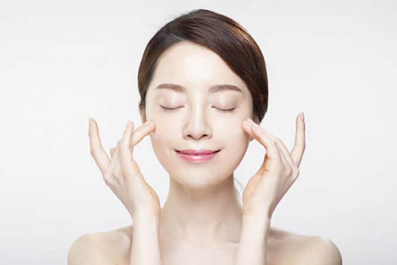Thực hiện nâng cơ giúp da trẻ hóa tại nhà bằng massage