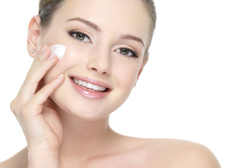 Dưỡng ẩm để bảo vệ da khỏi các tác nhân gây hại