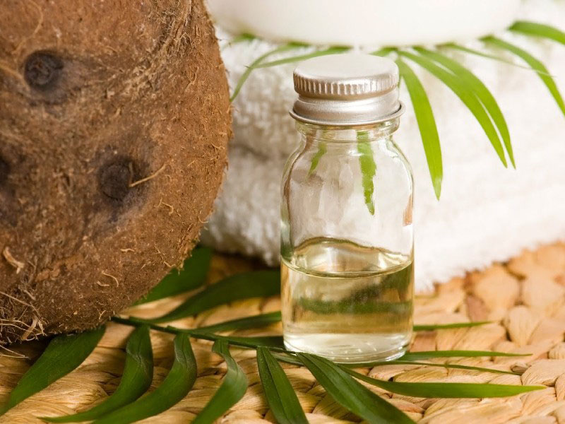 Dầu dừa chứa nhiều thành phần dưỡng chất và tạo thành một lớp màng bảo vệ da
