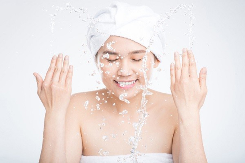 Làm sạch da mặt sâu bằng các sản phẩm rửa mặt