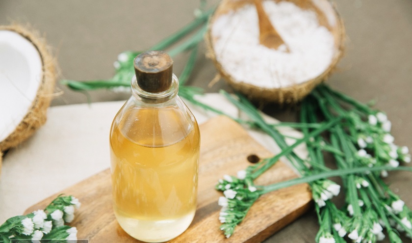 Nên hay không nên trị mụn ẩn dưới da bằng dầu dừa
