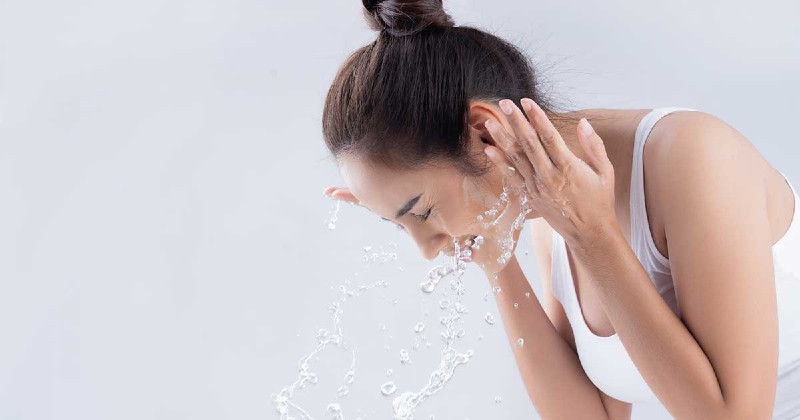 Làm sạch da trước khi trị mụn bằng vaseline