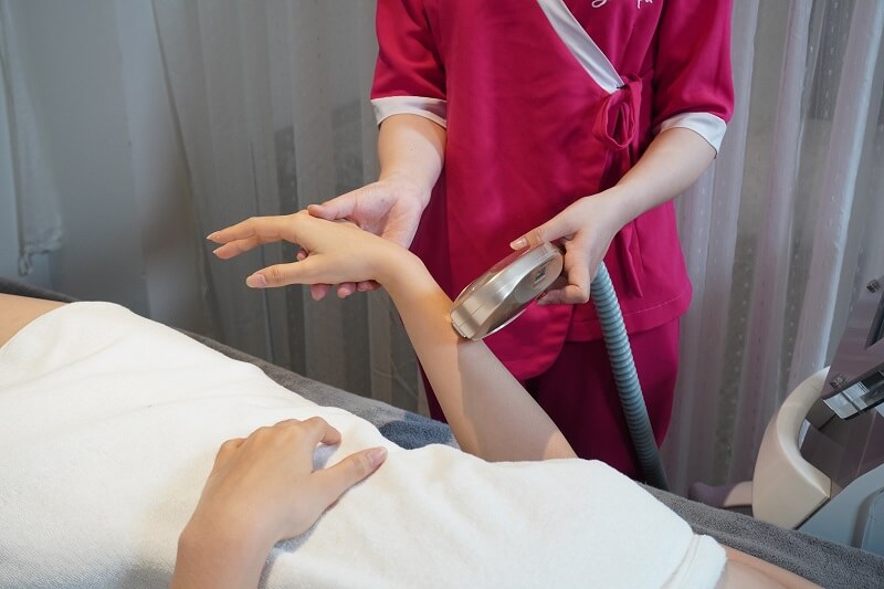 Chuyên viên đang triệt lông cho khách hàng tại Thẩm mỹ viện Seoul Spa