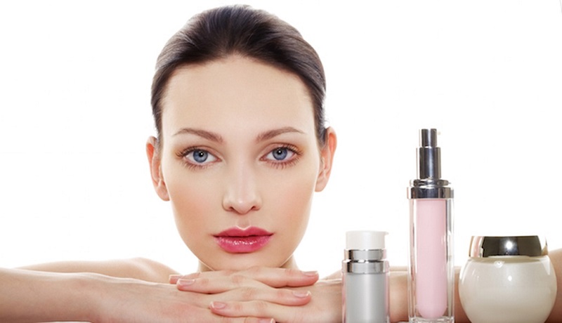 Sử dụng sản phẩm không phù hợp với da mặt dẫn đến kích ứng cũng là nguyên nhân gây ra mụn
