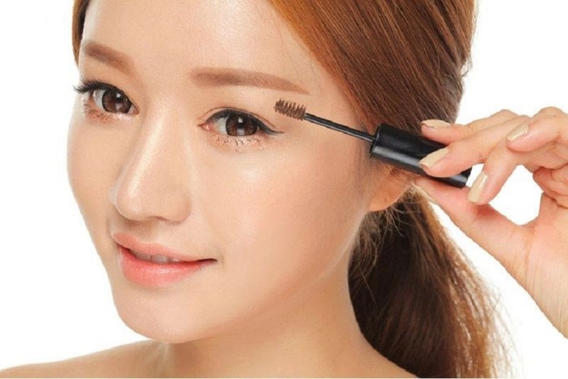 Việc trang điểm, kẻ lông mày sau khi điêu khắc có thể dẫn đến nhiễm trùng