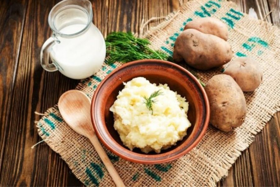 Mặt nạ khoai tây và sữa tươi giúp da sạch mụn và săn chắc