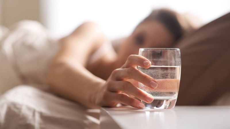 Uống một ly nước ấm vào buổi sáng rất tốt cho sức khỏe