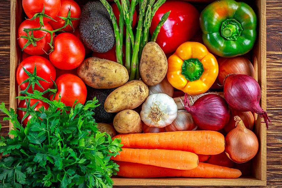 Bạn có thể bổ sung các vitamin trong chế độ ăn hàng ngày giàu rau quả và rau xanh
